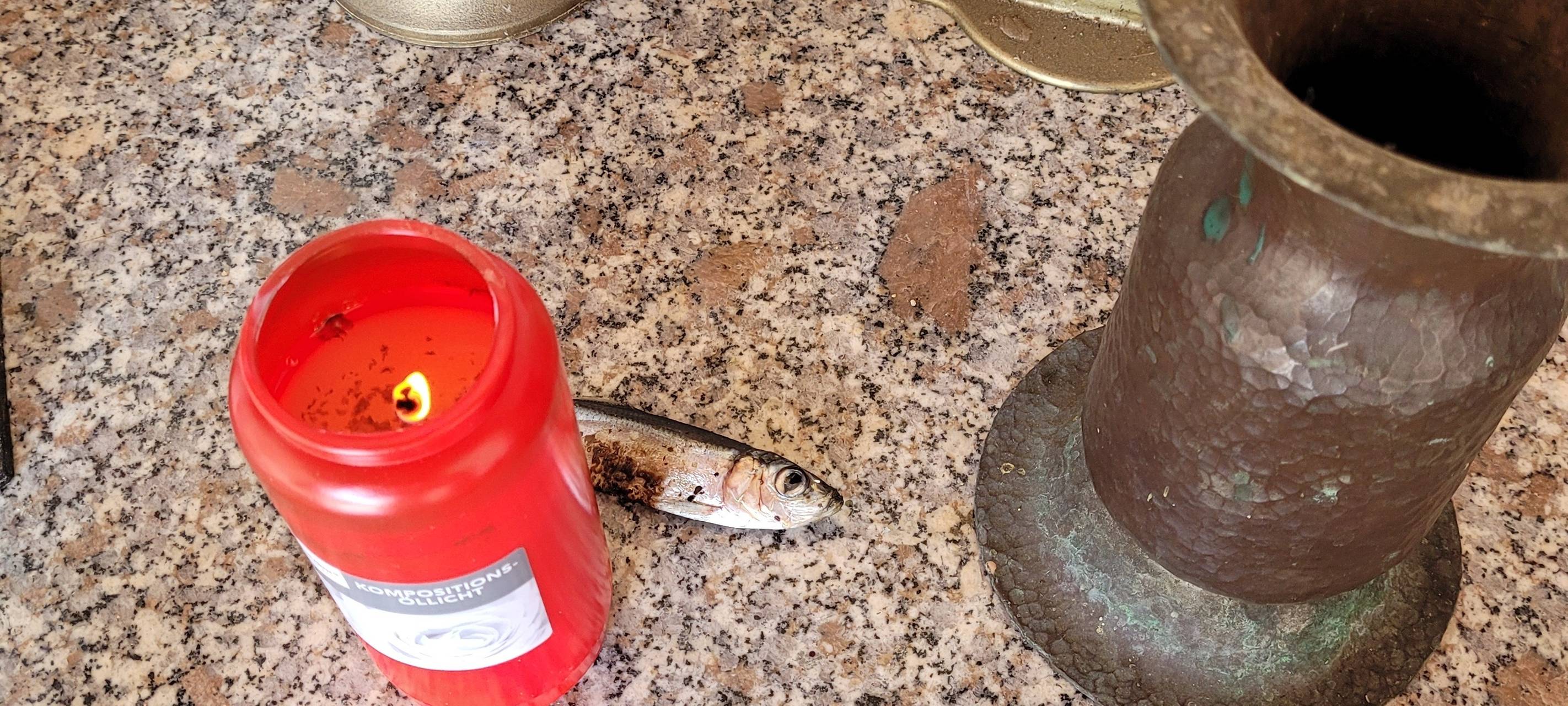 Bedburg: Verdorbene Fische in der Kapelle in Broich verteilt
