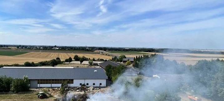 Bedburg: Feuerwehr löscht Brand bei einem Bauernhof