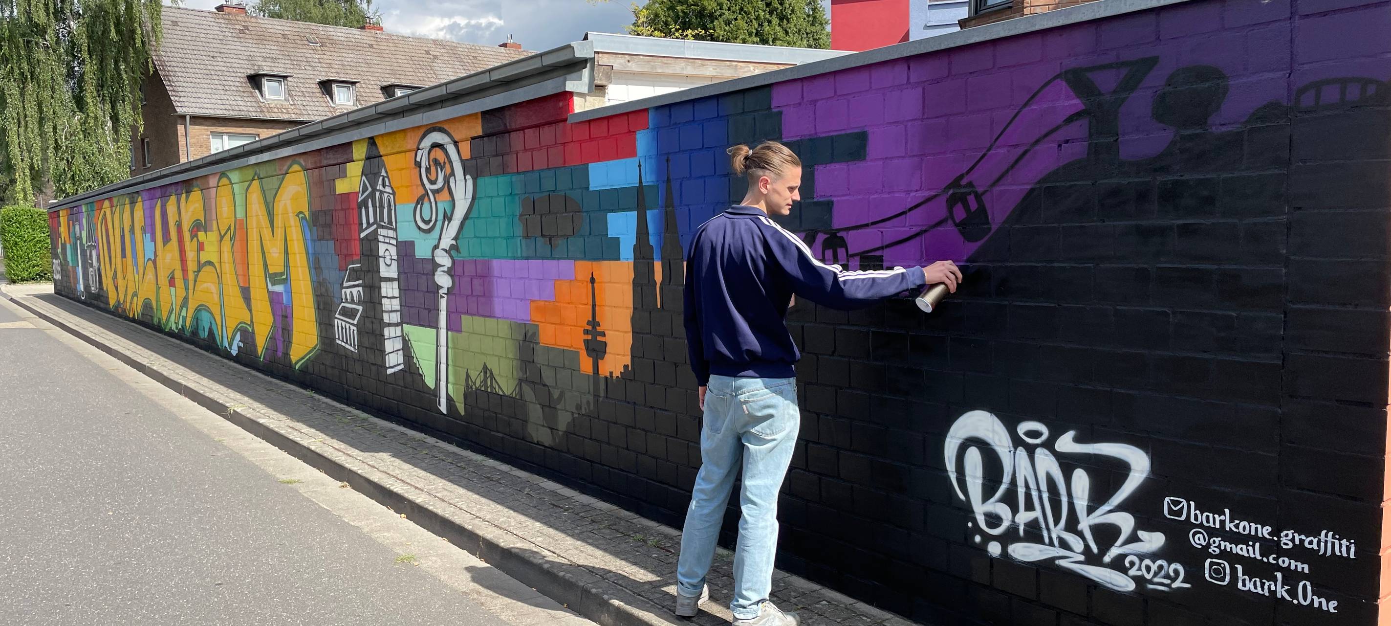 Pulheim: Graffiti verschönert Mauer am Bahnhof