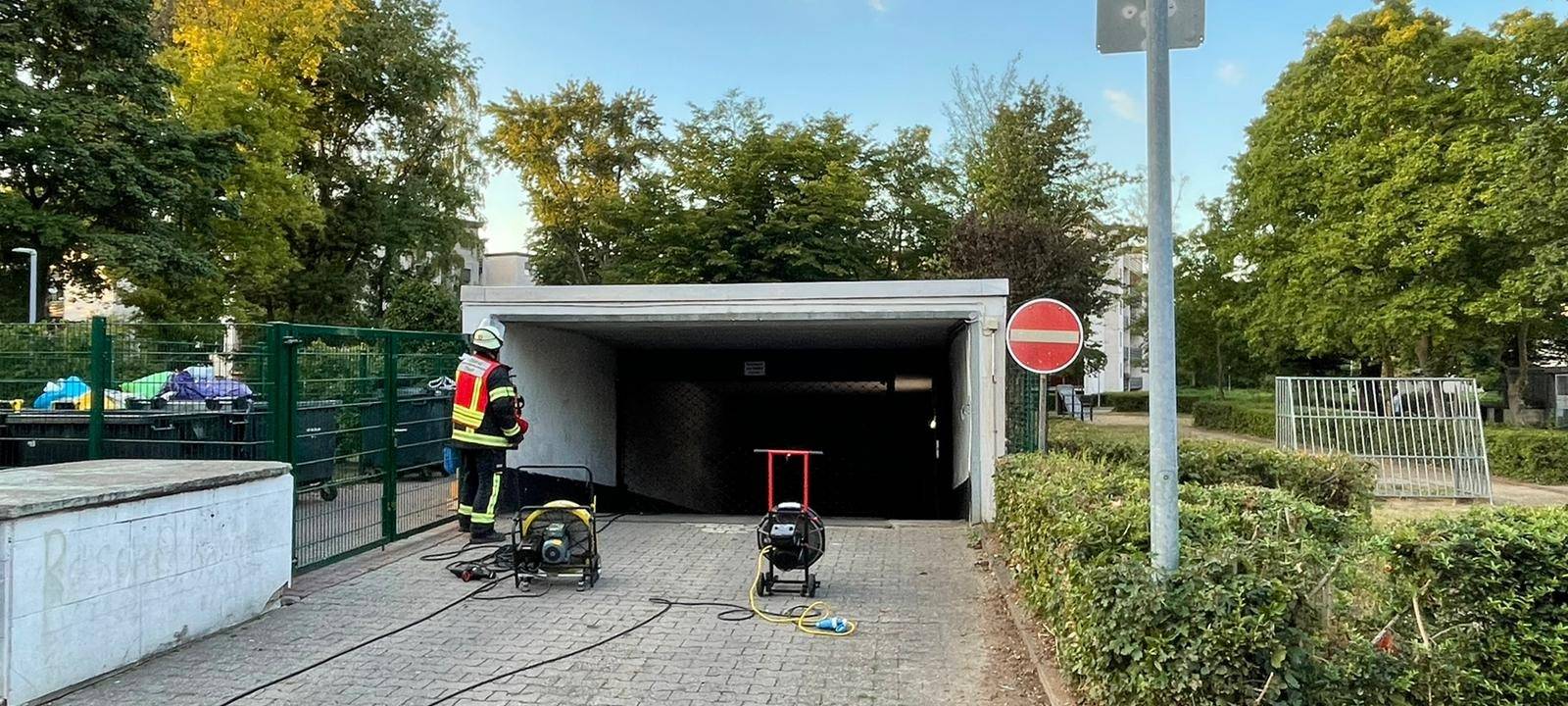 Bergheim: Feuerwehr löscht Brand in Tiefgarage in Zieverich