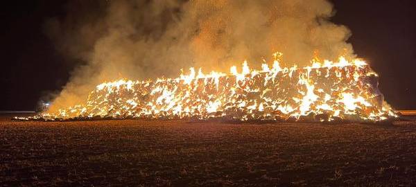 Bedburg: Hunderte Strohballen verbrennen bei Pütz