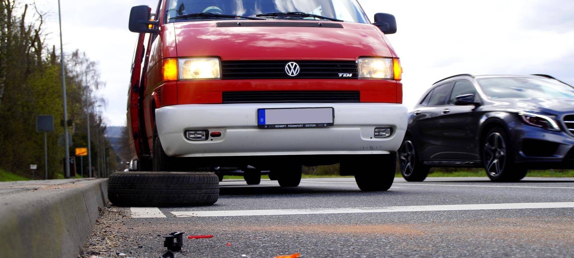 Frechen: Straßenlaterne kippt bei Unfall auf Haus