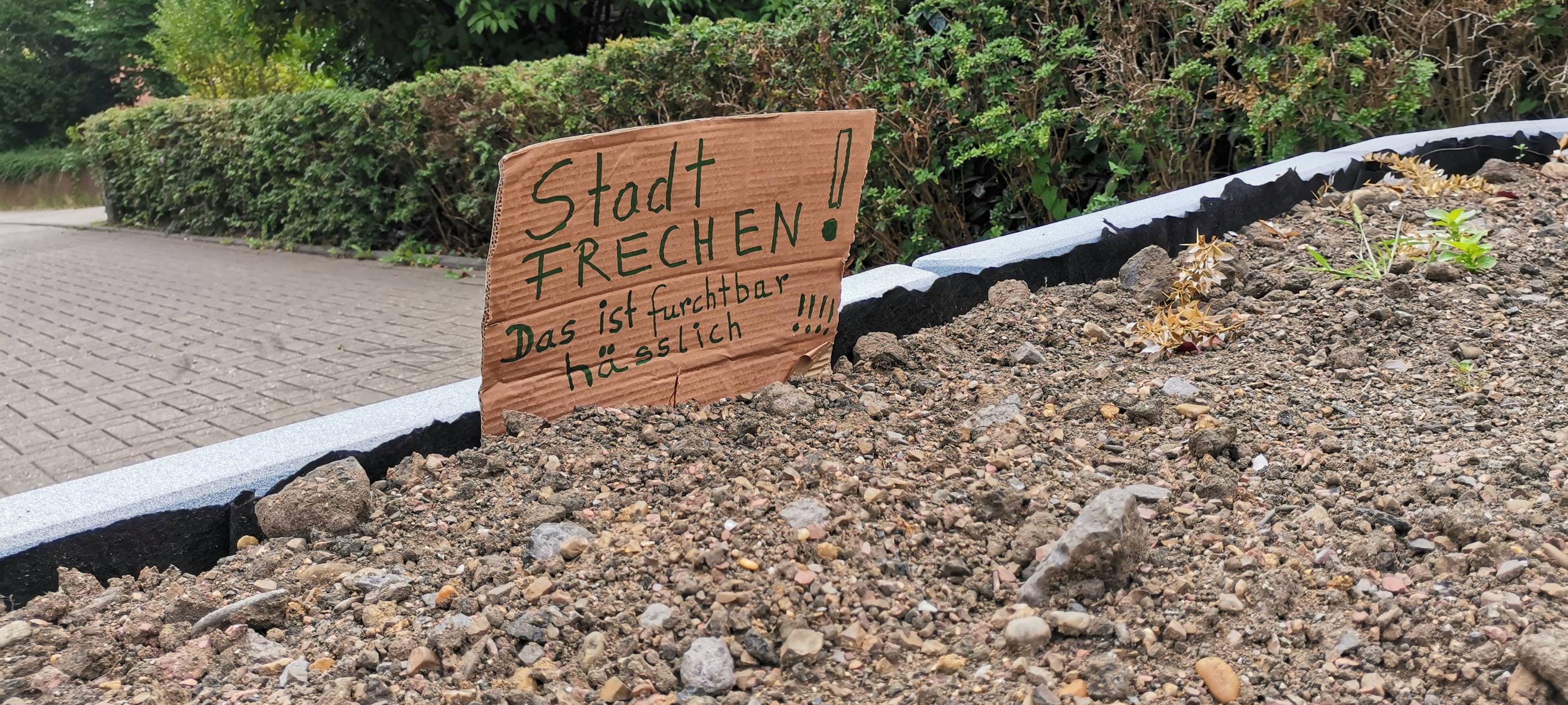 Frechen: Ärger wegen hässlicher Betonkübel