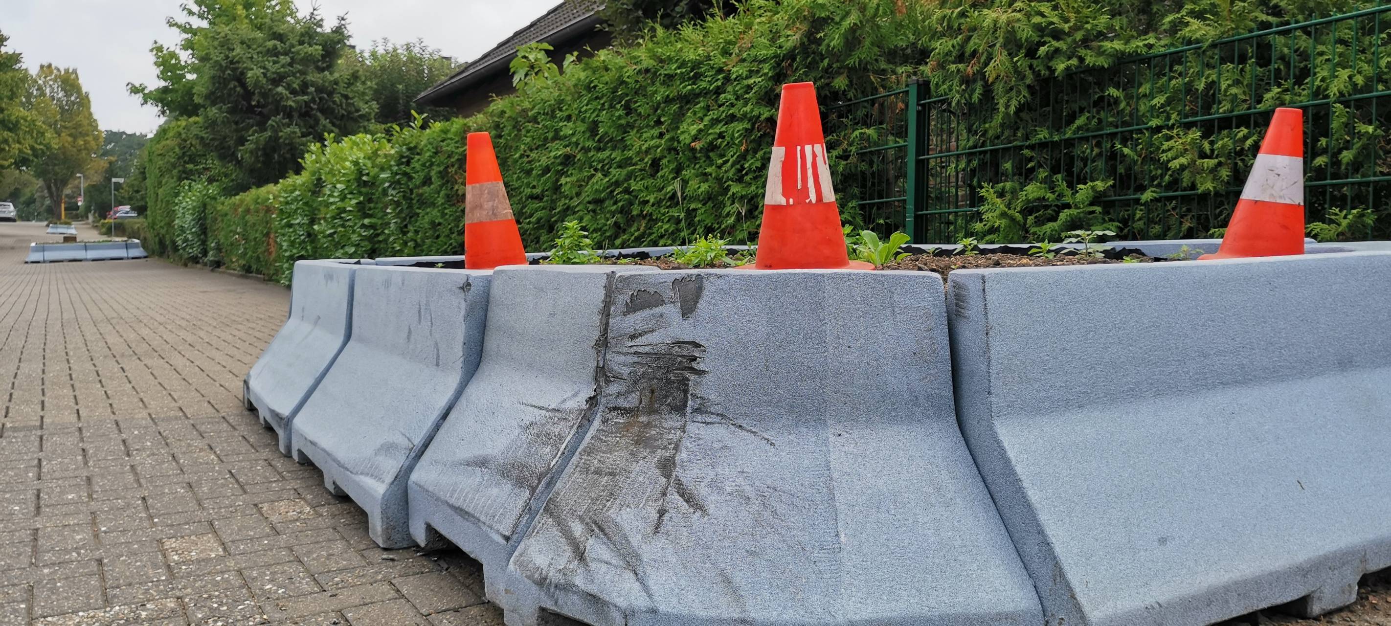 Frechen: Ärger wegen hässlicher Betonkübel