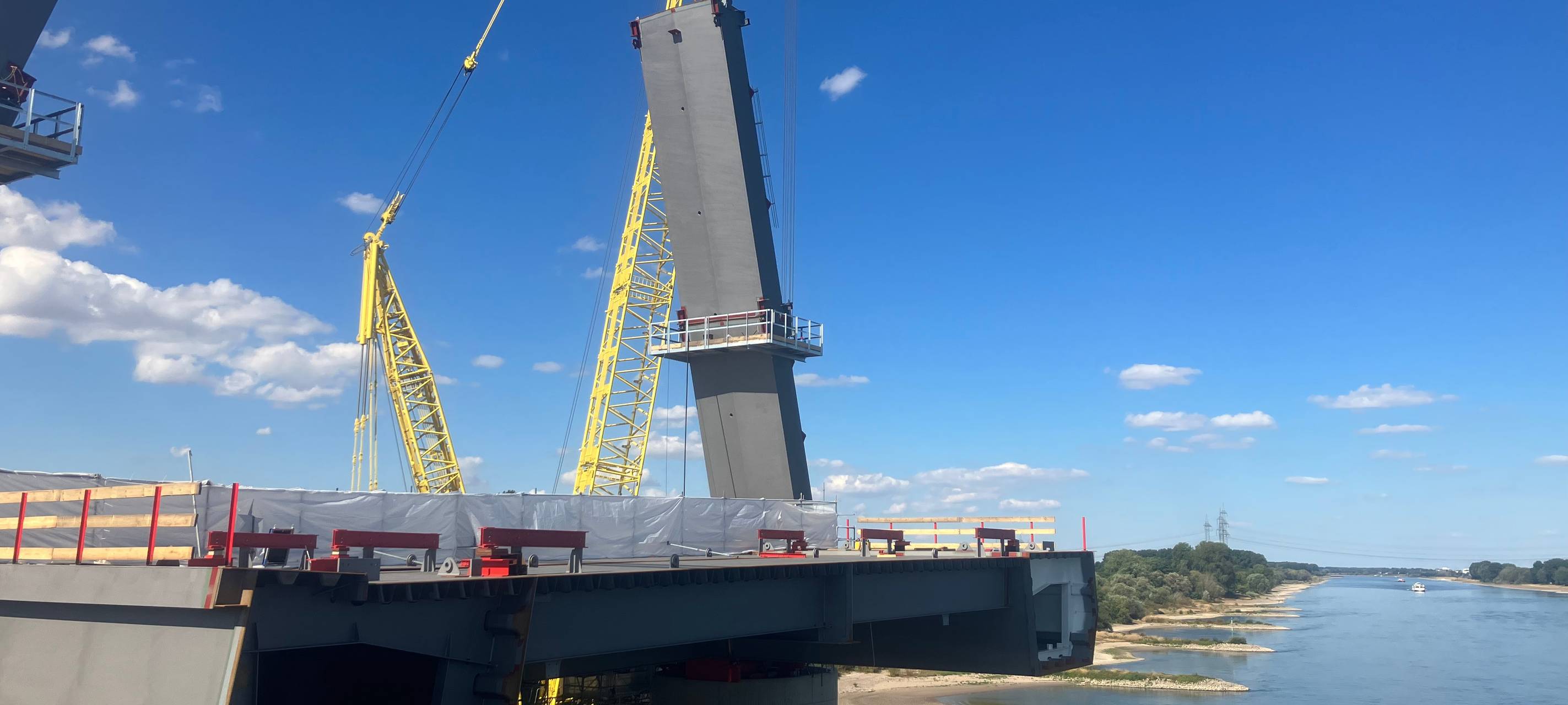 A1: Pylone an der neuen Rheinbrücke