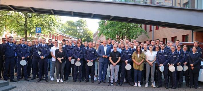 Rhein-Erft: Neue Polizisten vereidigt