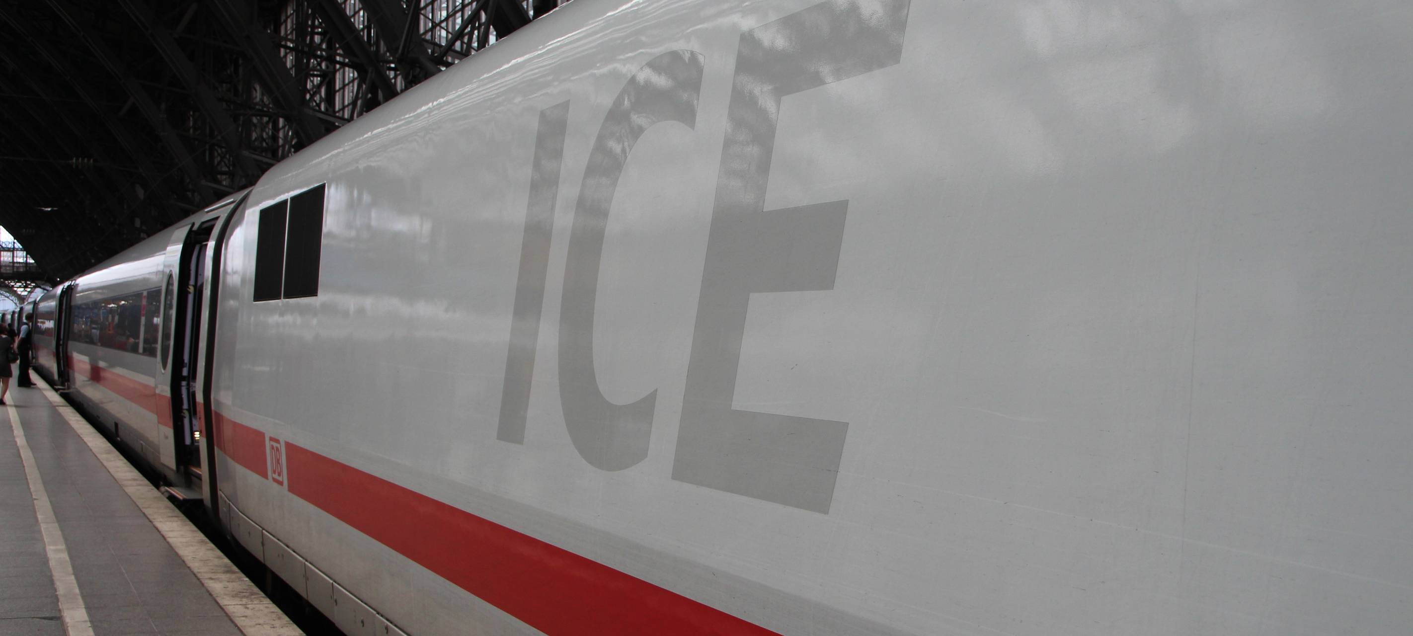 Köln: "Rheinland"-ICE wird vom Dreigestirn getauft