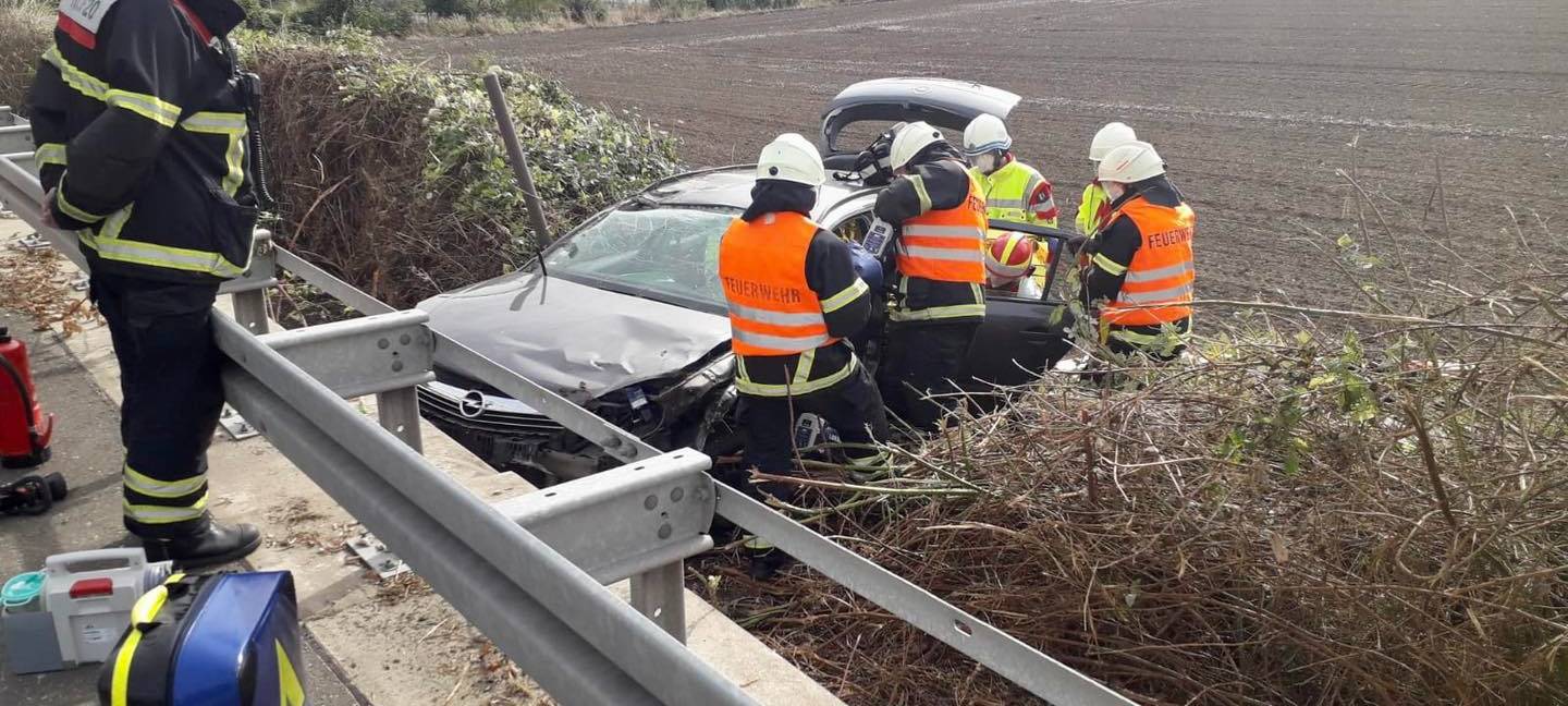 Brühl: Mann überschlägt sich mit Auto auf der A553