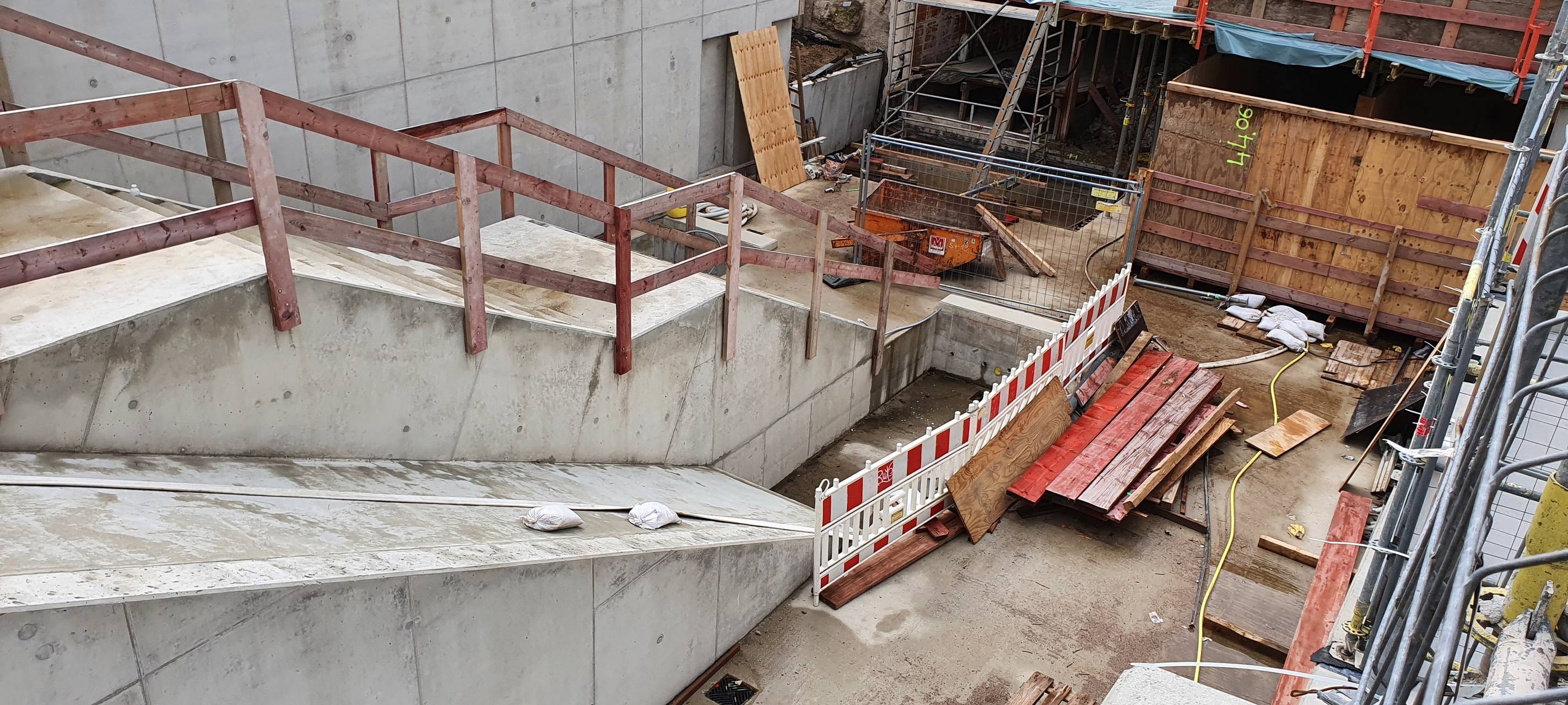Wesseling: Rolltreppen für die Unterführung schweben ein
