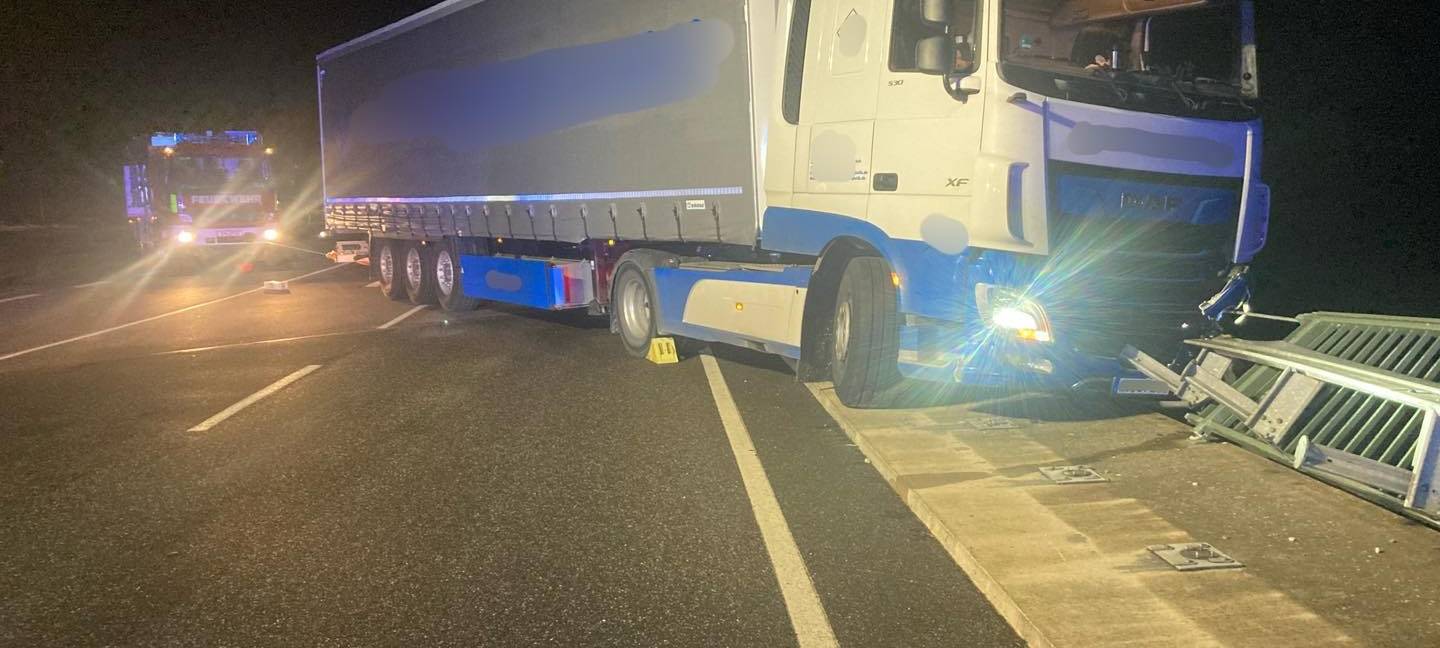 Brühl: Lastwagenfahrer nach Brücken-Unfall gestorben
