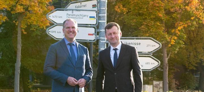 Hürth: Hinweisschild auf Partnerstadt in der Ukraine