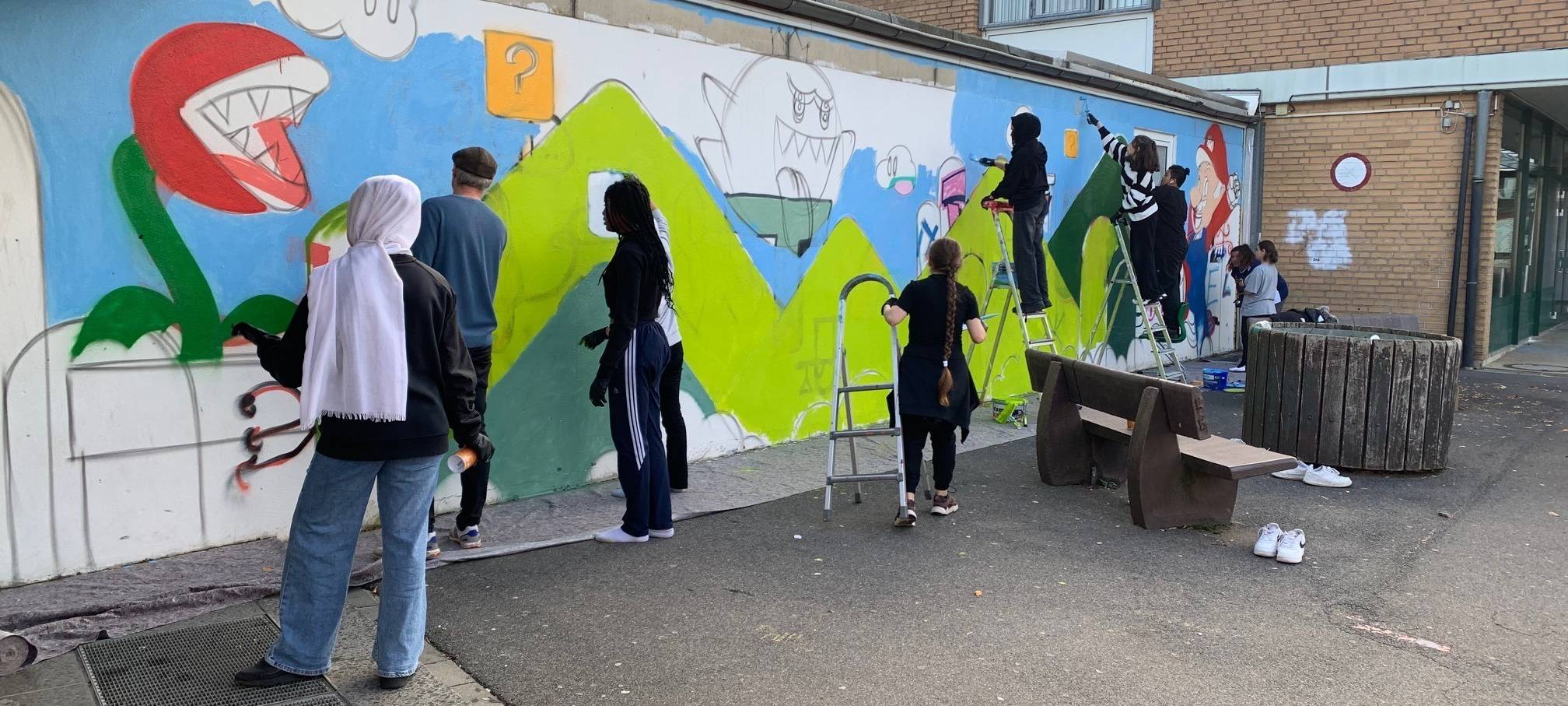 Kerpen: Kunst an der Turnhallenwand