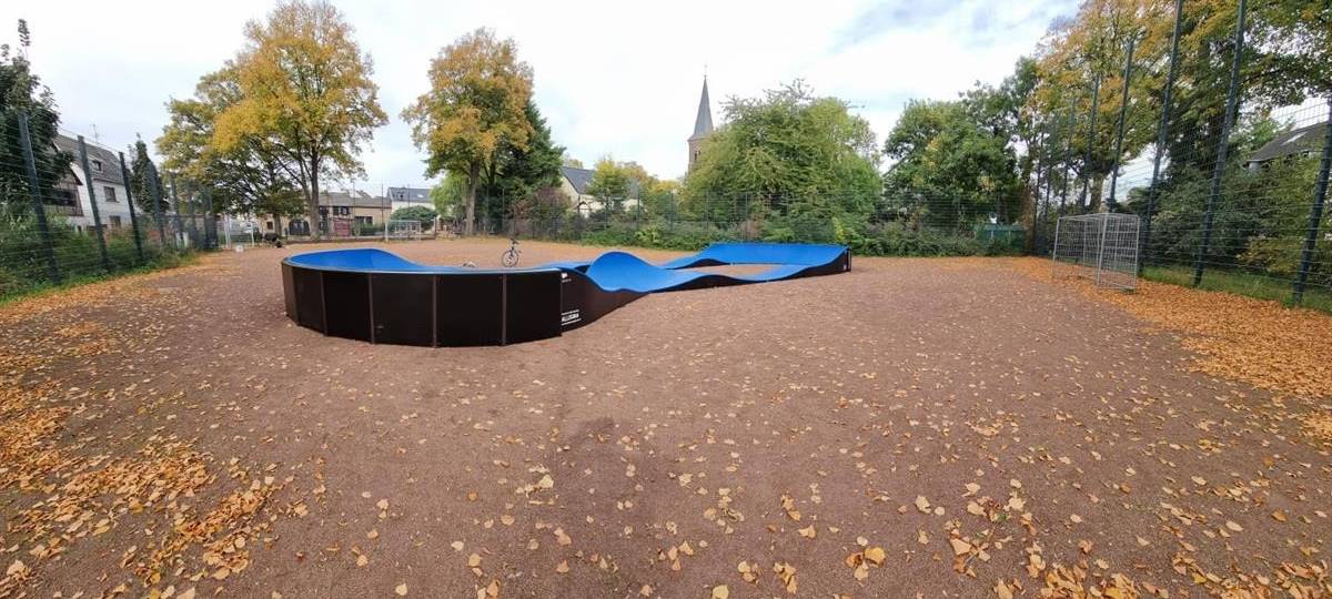 Brühl: Neues Sportangebot - mobile Pumptrack-Anlage ist da