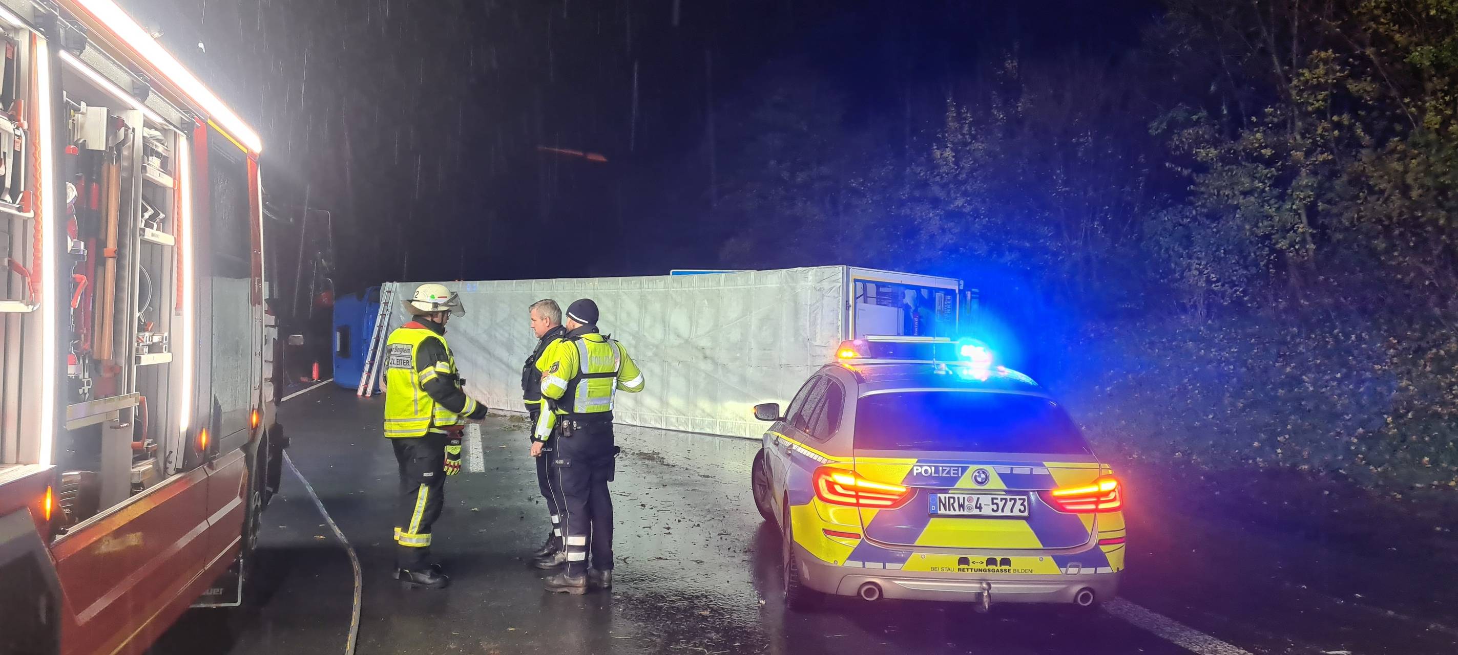 Bergheim: Lkw auf der A61 umgekippt