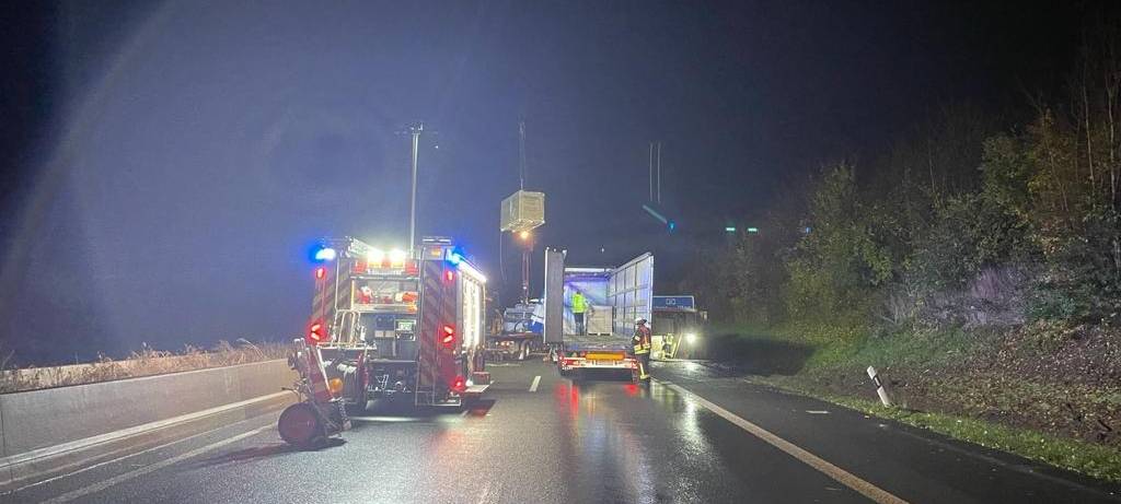 Bergheim: Lkw auf der A61 umgekippt