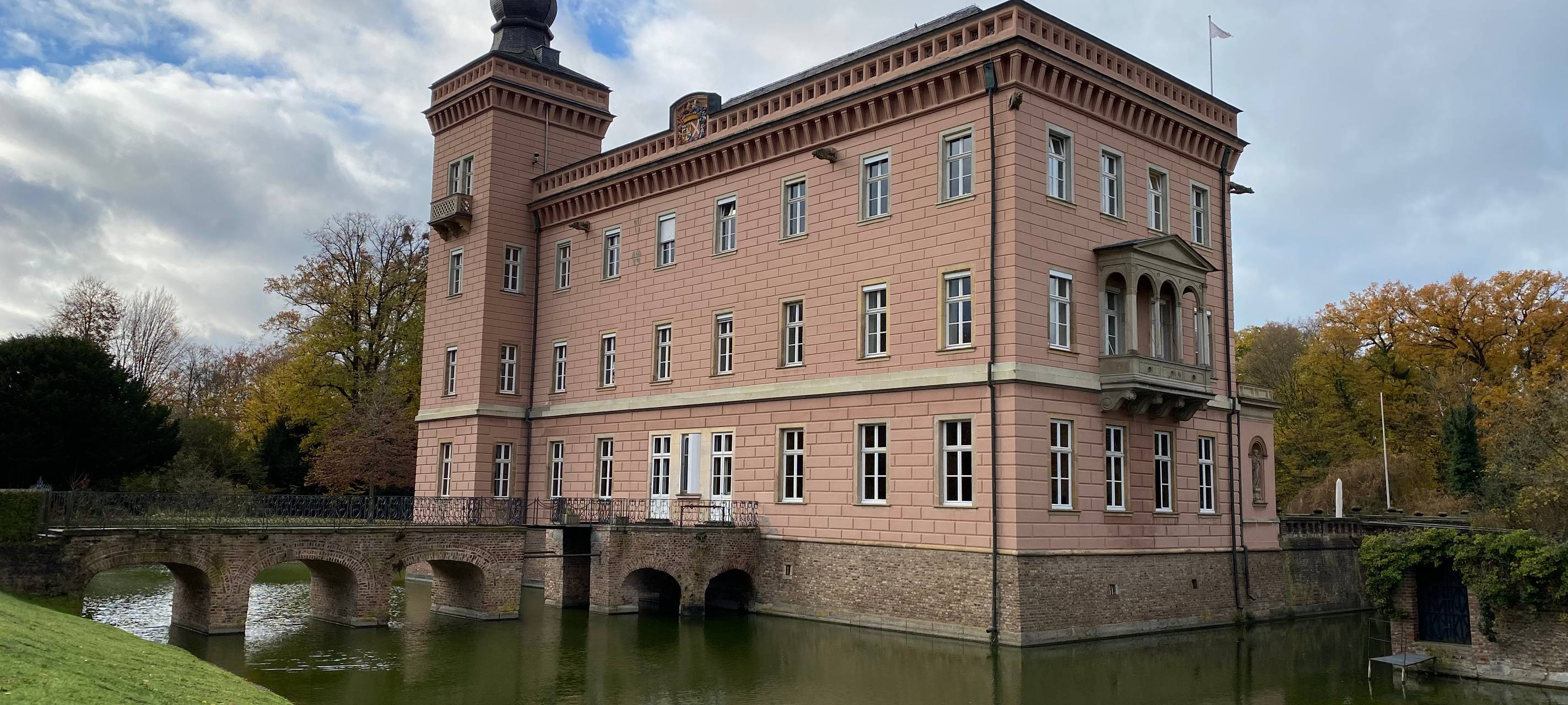 Erftstadt: Schneckenhügel im Schlosspark fertig