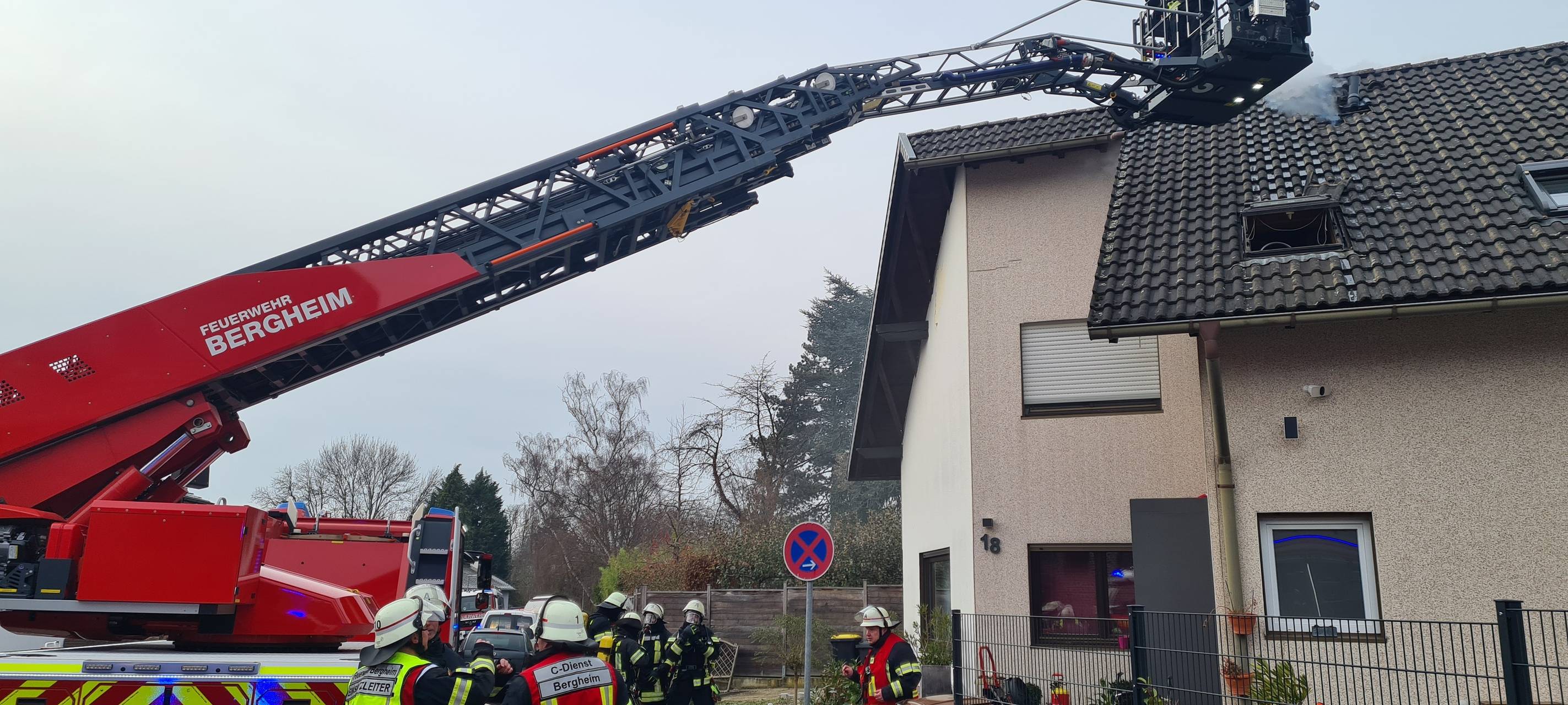 Bergheim: Feuerwehr löscht Dachstuhlbrand