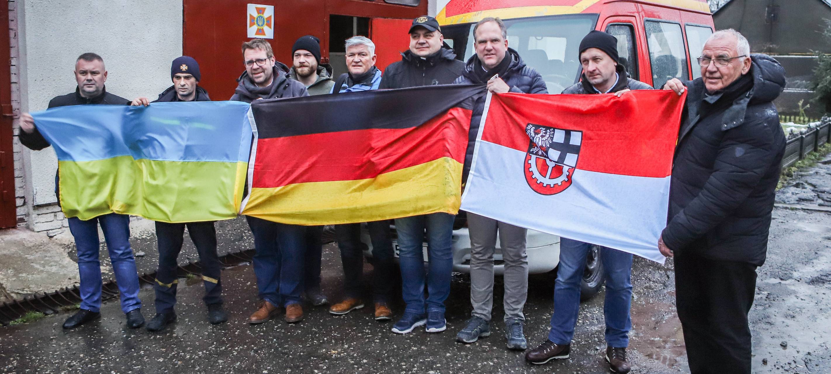 Hürth: Hilfskonvoi bringt Feuerwehrwagen in die Ukraine