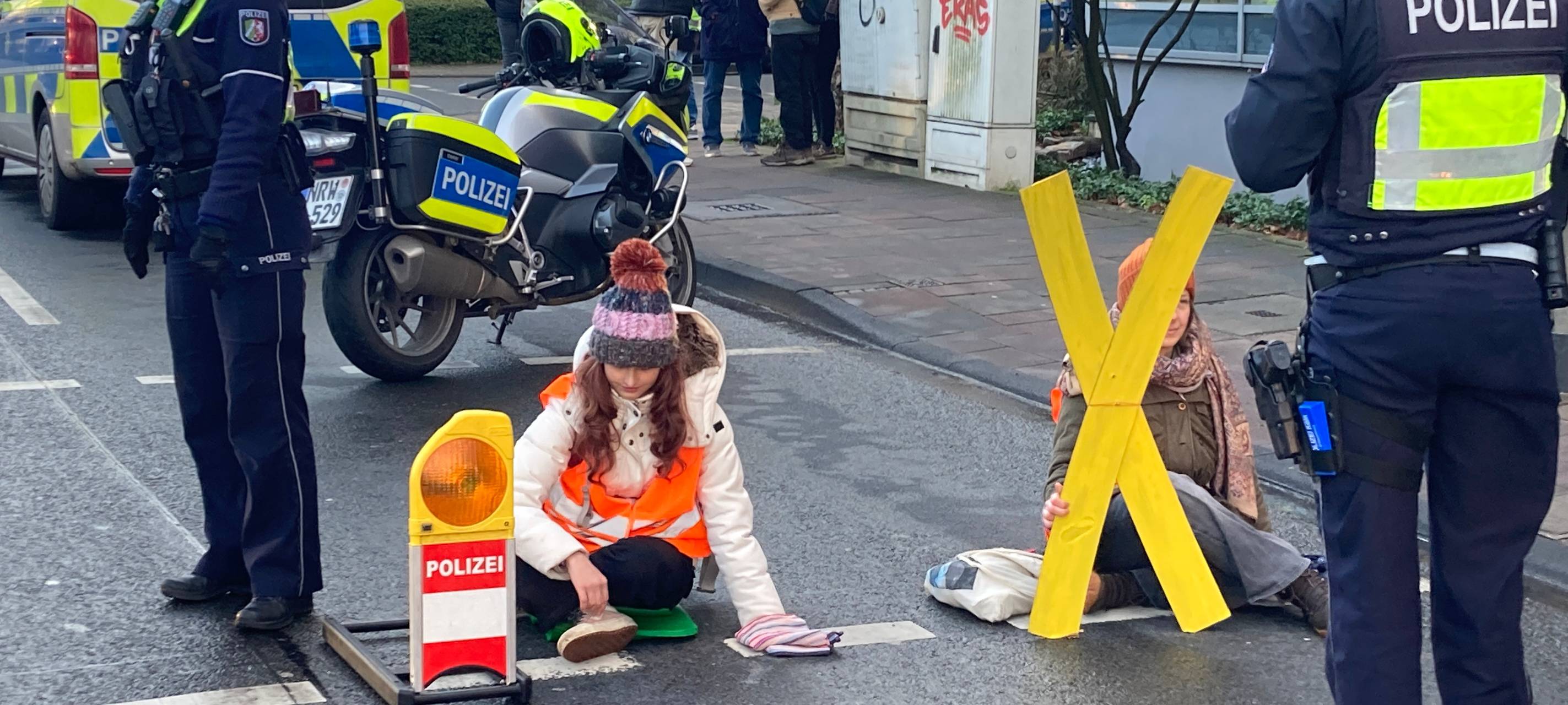 Köln: Klimaaktivisten kleben auf Aachener Straße
