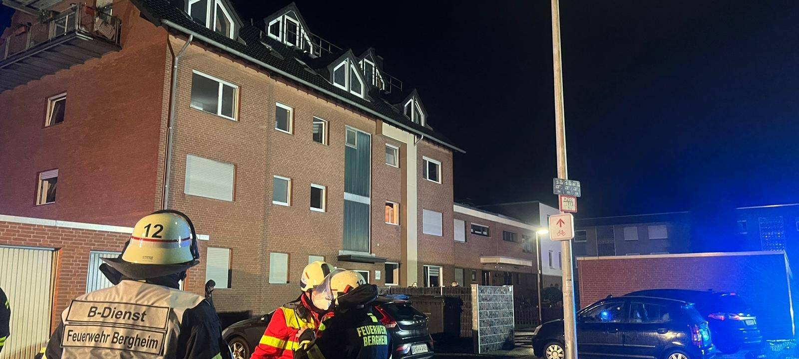 Bergheim: Brand in Mehrfamilienhaus in Niederaußem