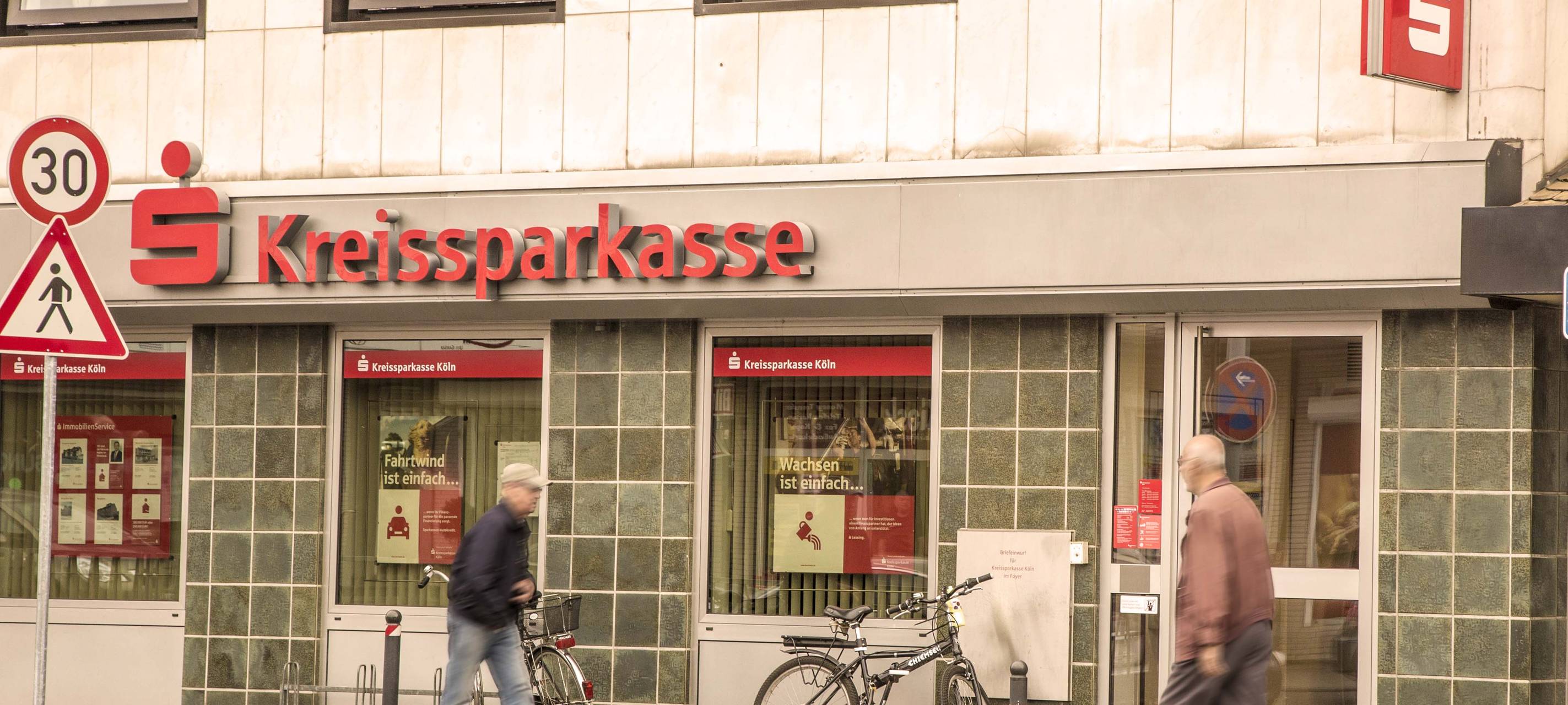 Umbau der Kreissparkassen-Filiale Niederaußem