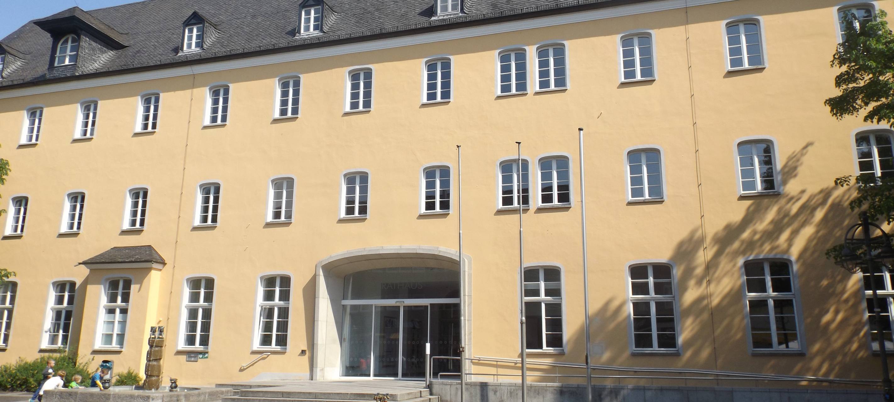 Brühl: THW stellt Fahrzeuge vor dem Rathaus aus