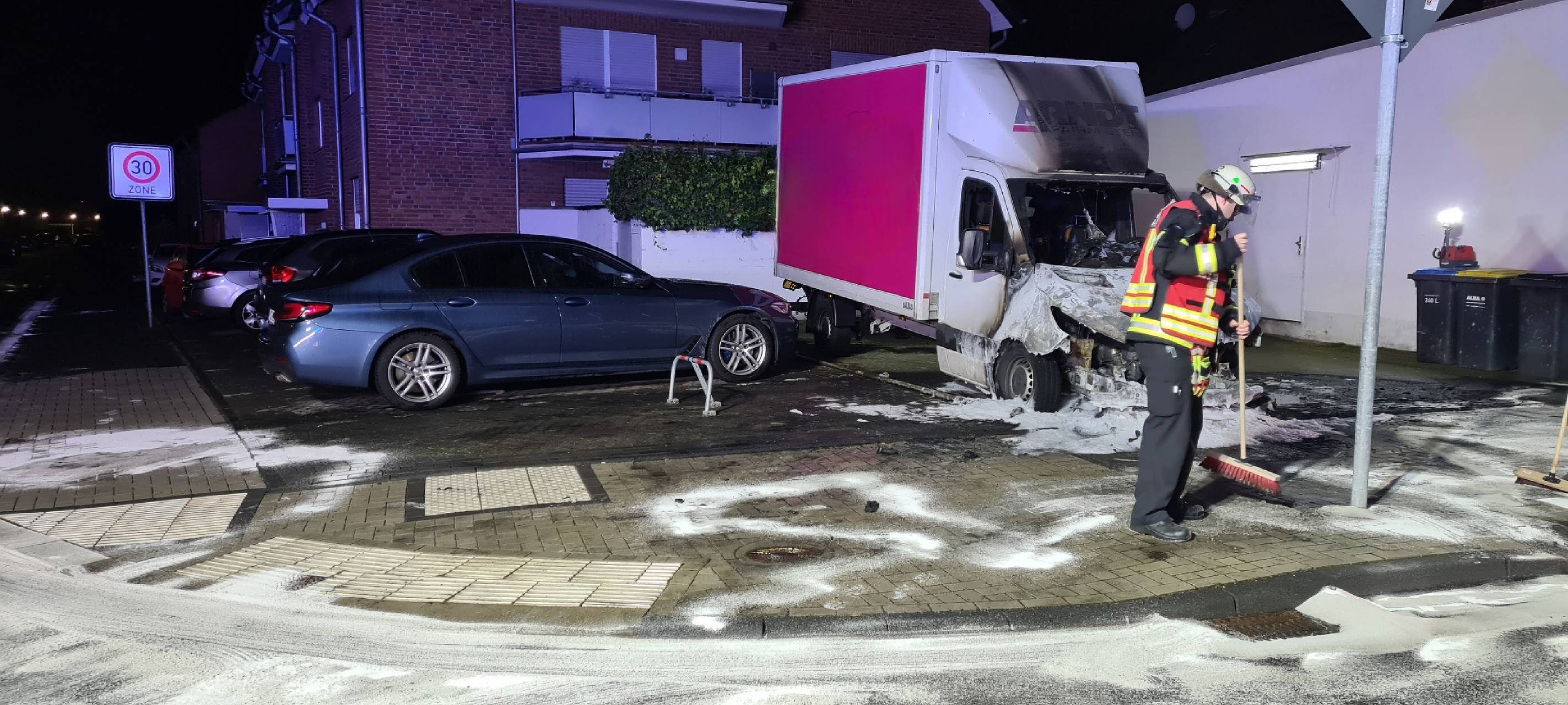 Bergheim: Transporter brennt - viel Öl ausgelaufen