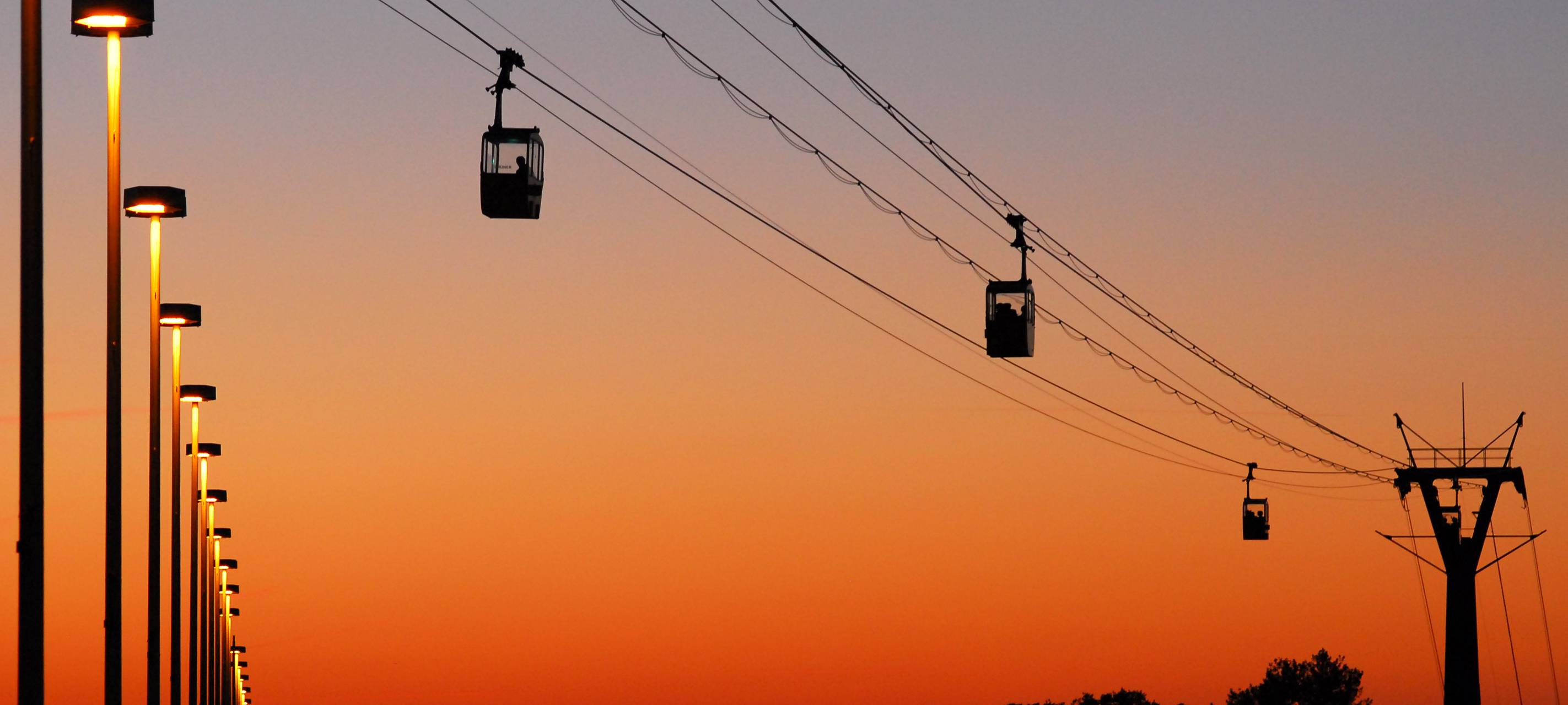 Kölner Seilbahn startet Nachtfahrten über den Rhein