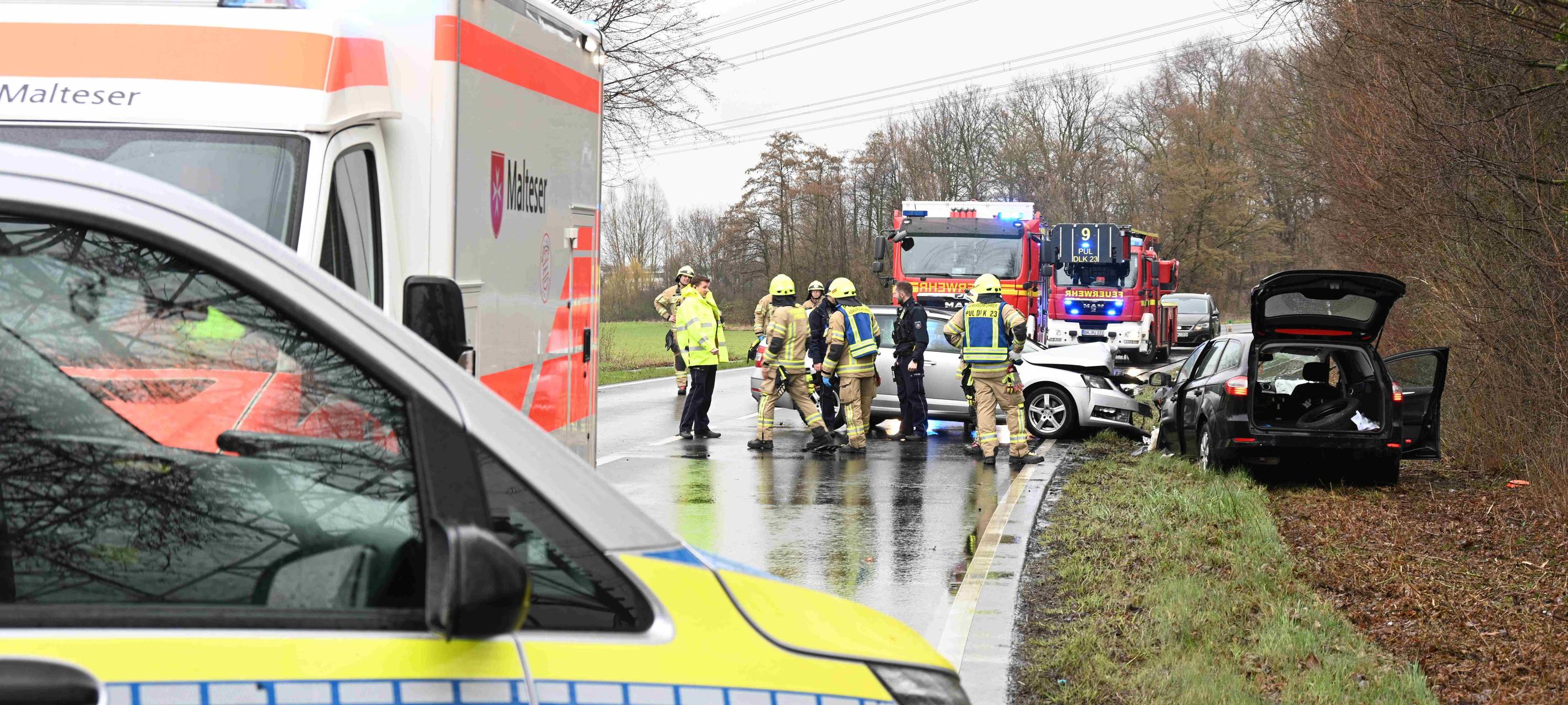 Pulheim: Drei Verletzte nach Unfall auf der Bonnstraße
