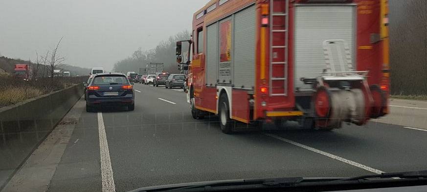 Elsdorf: Transporter prallt gegen Reisebus