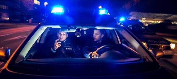 Unbekannte attackieren Auto in Köln mit Pflastersteinen
