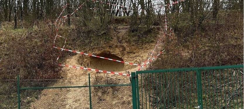 Bedburg: Stadt warnt vor Einsturzgefahr von Höhle