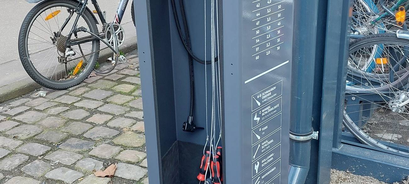Köln: Reparatursäule für Fahrräder