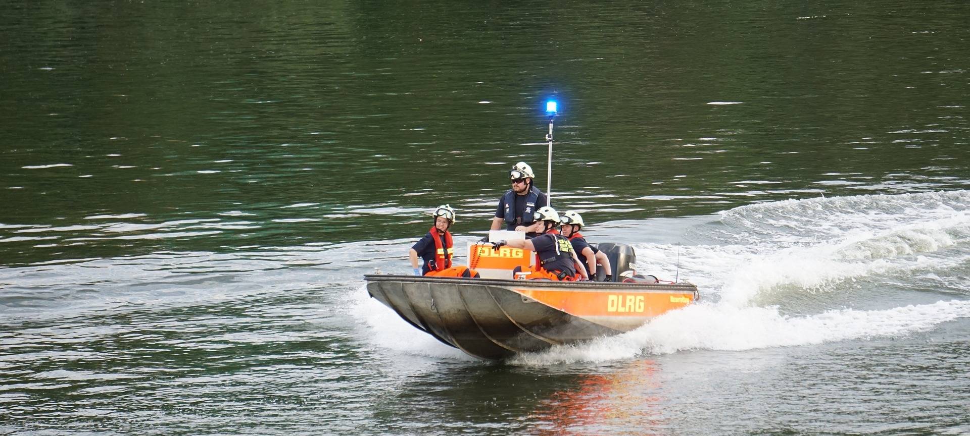 Wesseling: Feuerwehreinsatz an Rhein - keine Person in Rhein