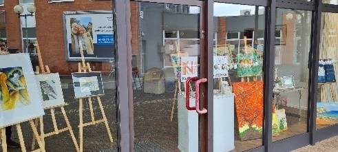 Kerpen: Kunstwerke in leeren Ladenlokalen