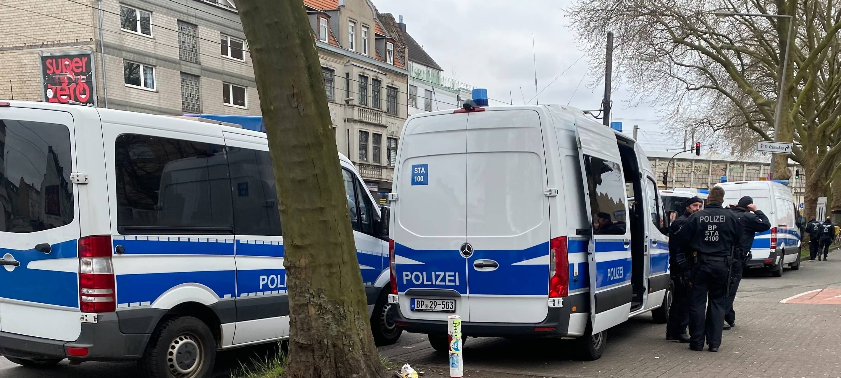 Demo und Derby: Kölner Polizei zieht vorläufige Bilanz