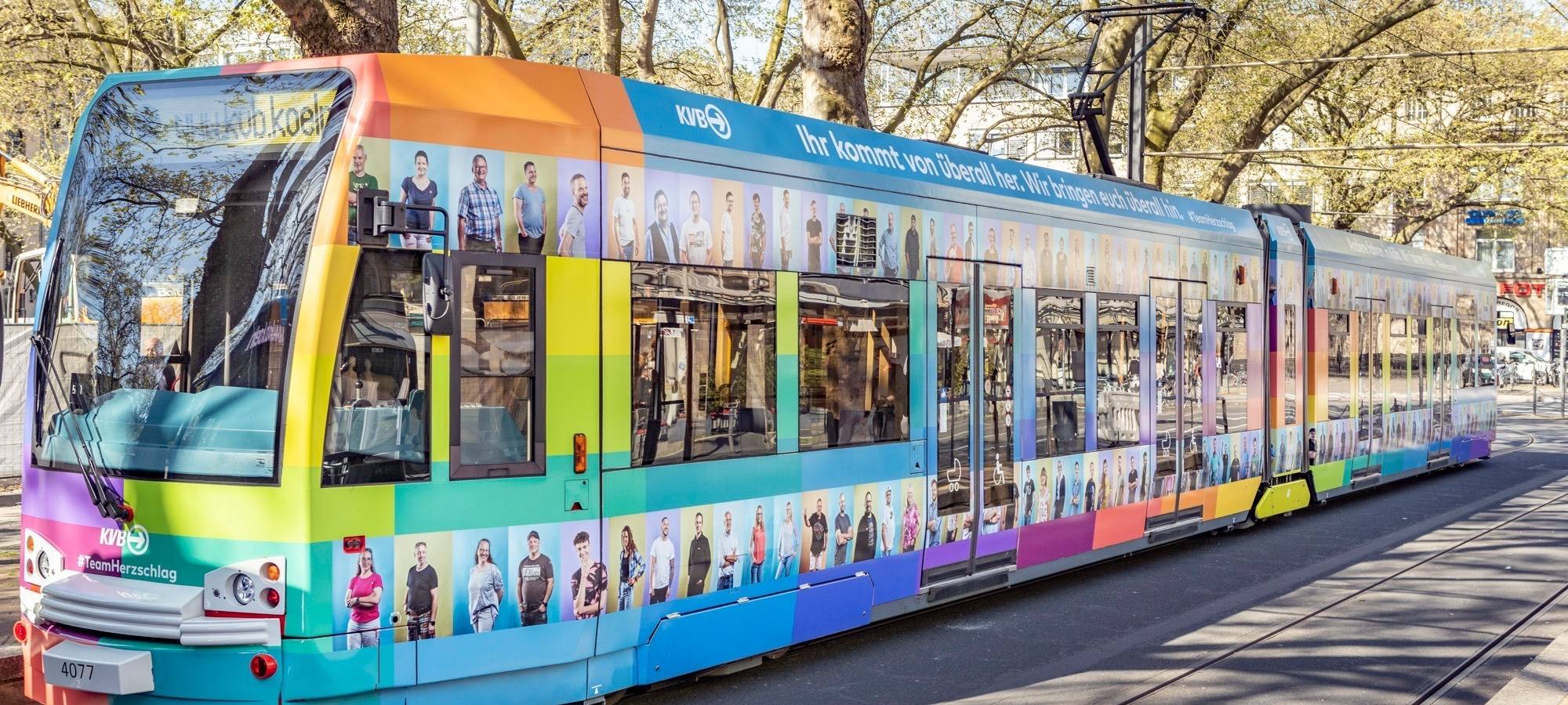Köln: Mitarbeiterfotos auf KVB-Bahn