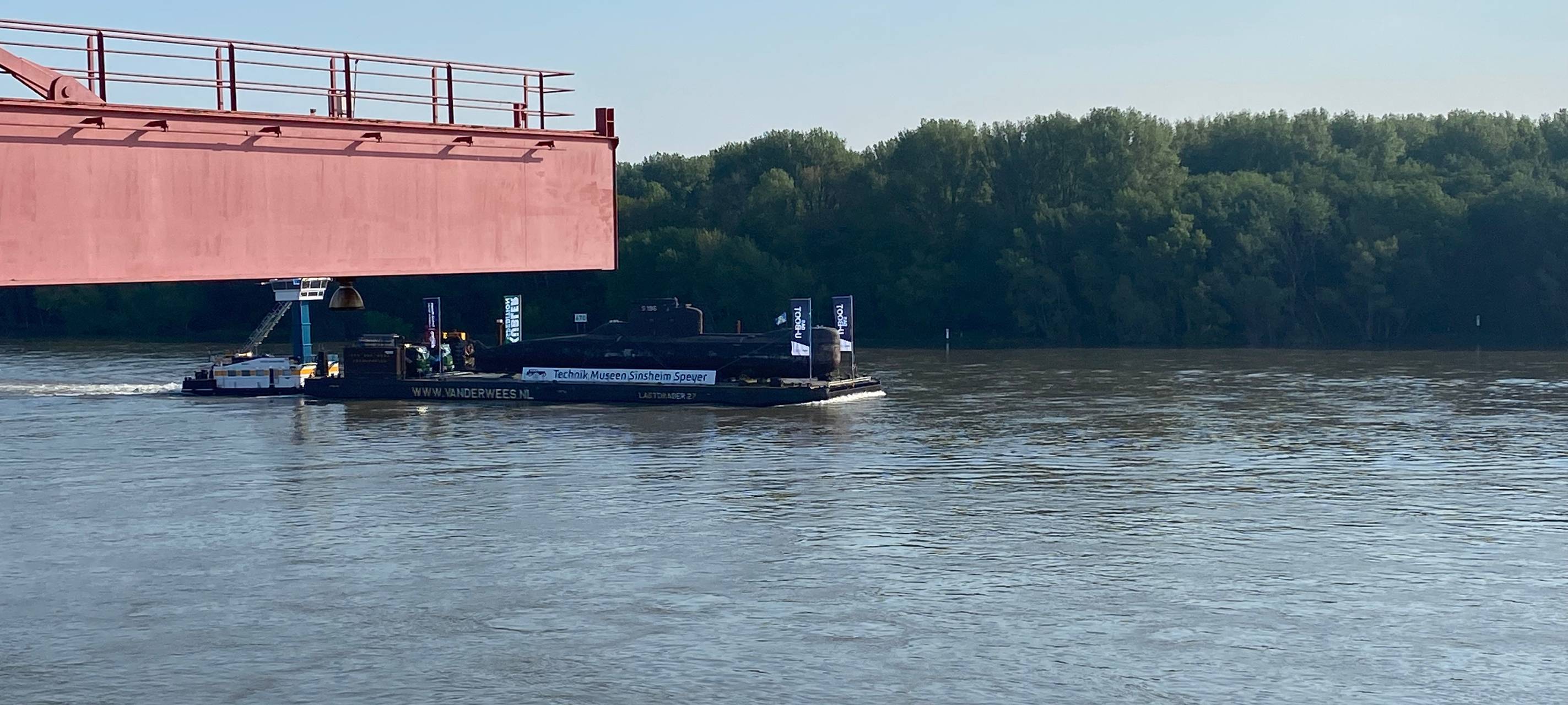 Wesseling: U-Boot lockt Schaulustige an den Rhein