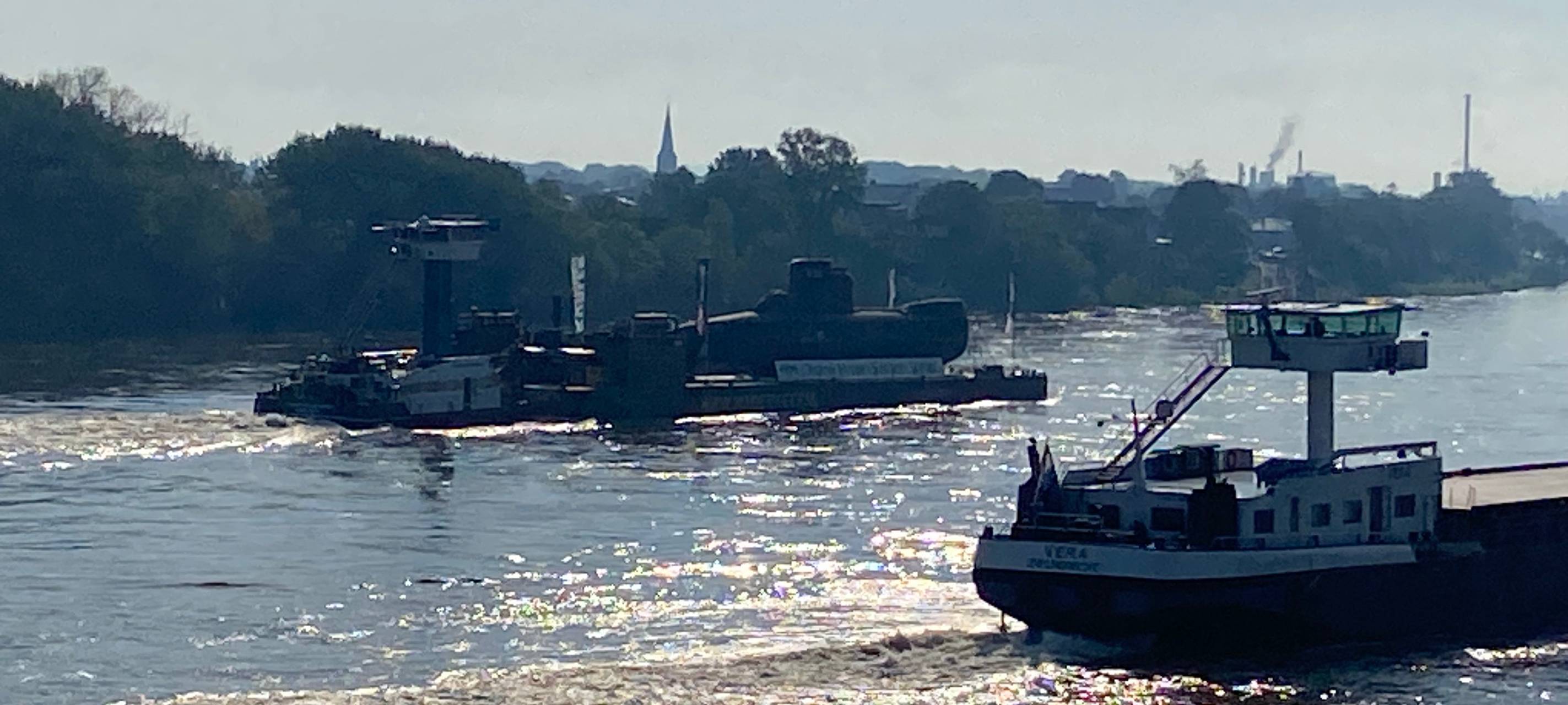 Wesseling: U-Boot lockt Schaulustige an den Rhein