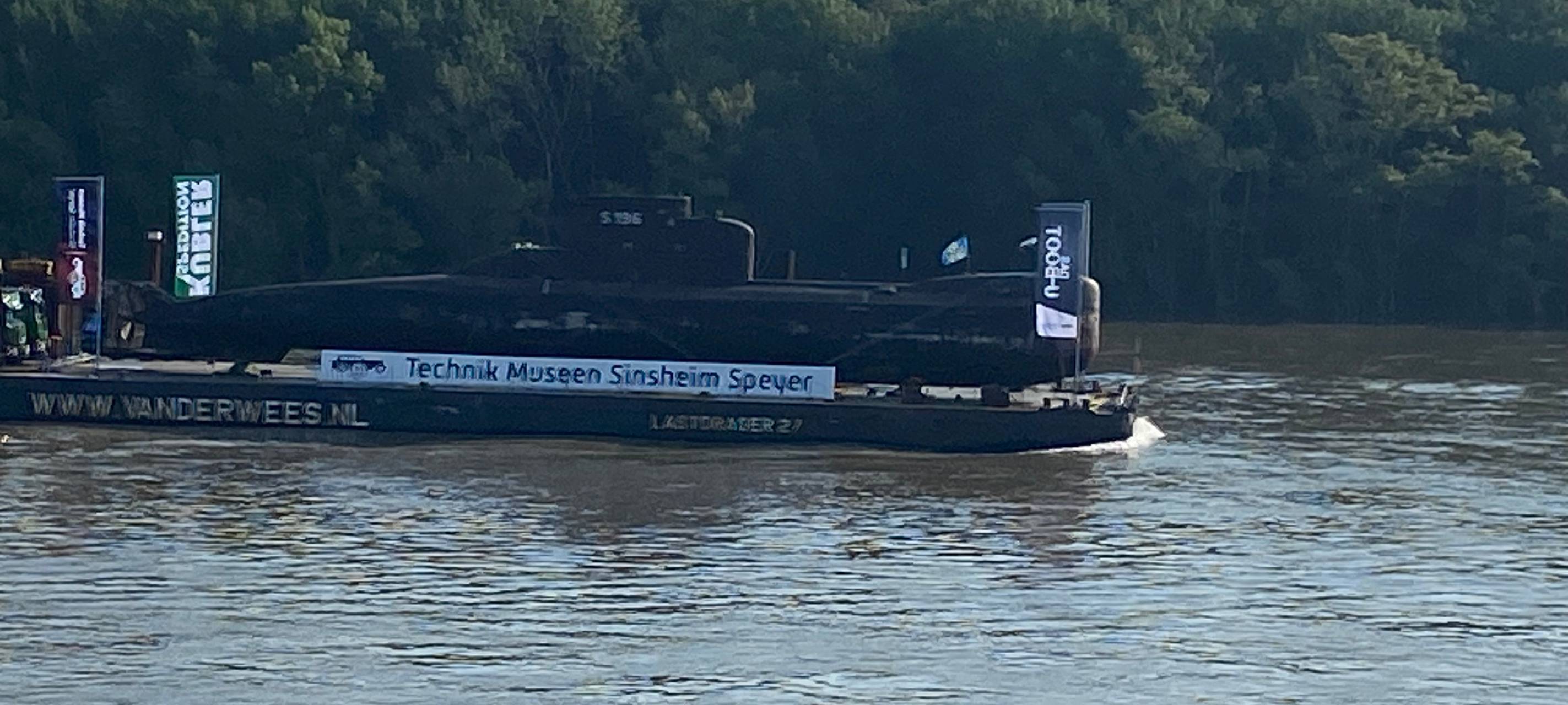 Wesseling: U-Boot lockt Schaulustige an den Rhein