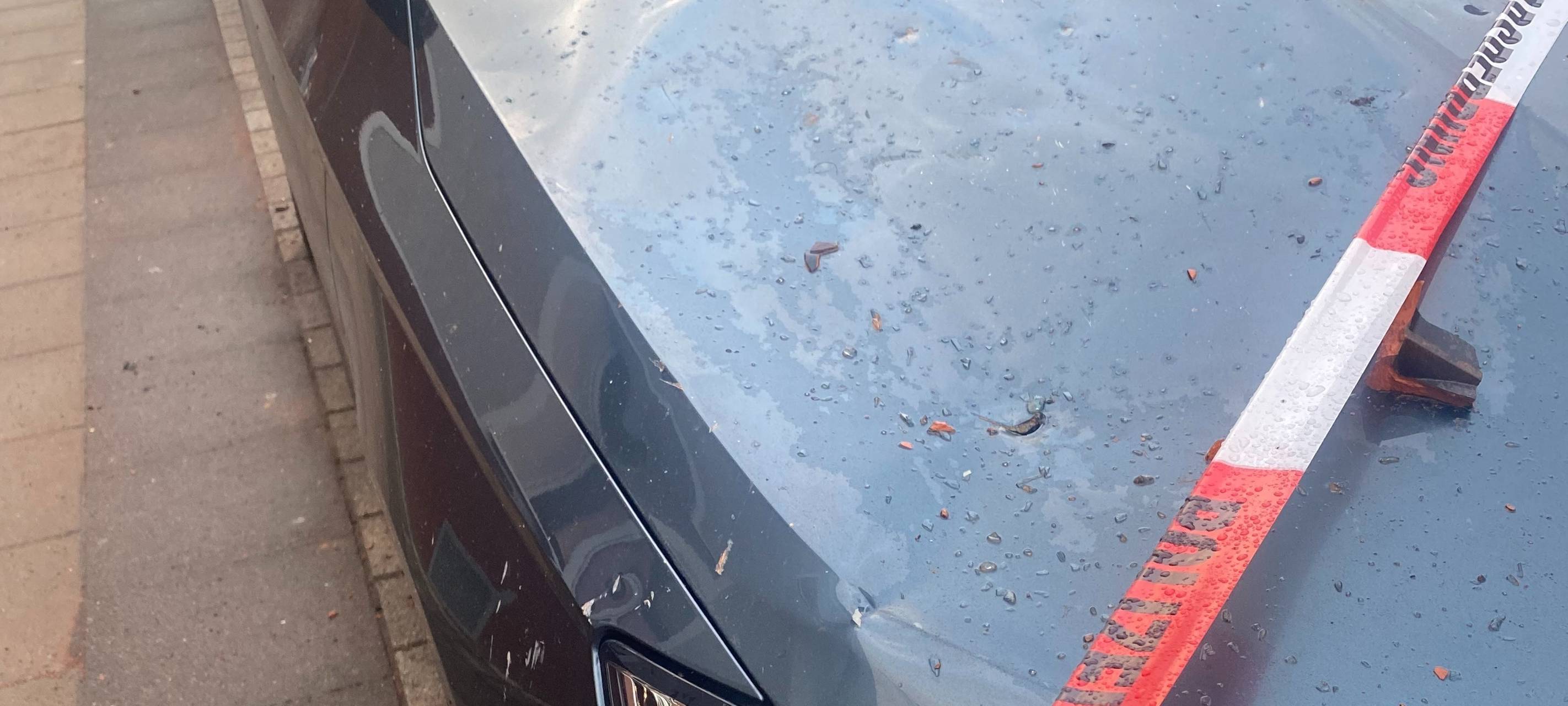 Unbekannte zünden Autos in Frechen an