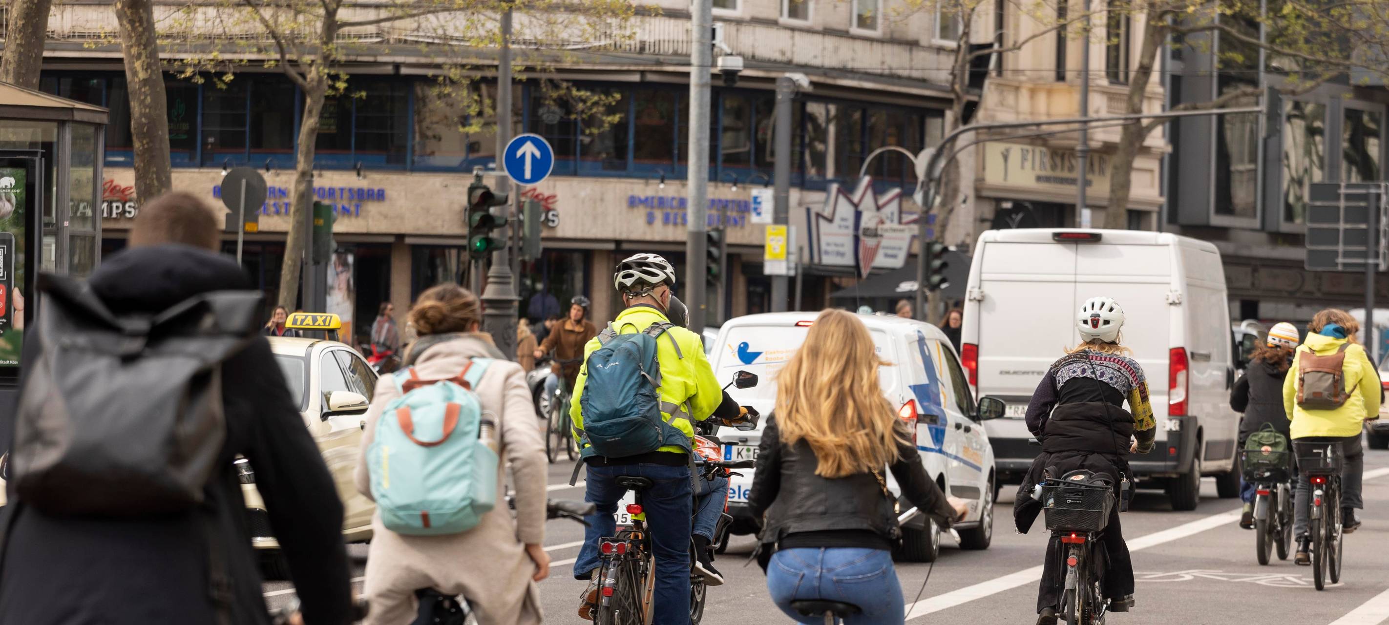 Köln: Radfahrstreifen rund um Rudolfplatz fertig
