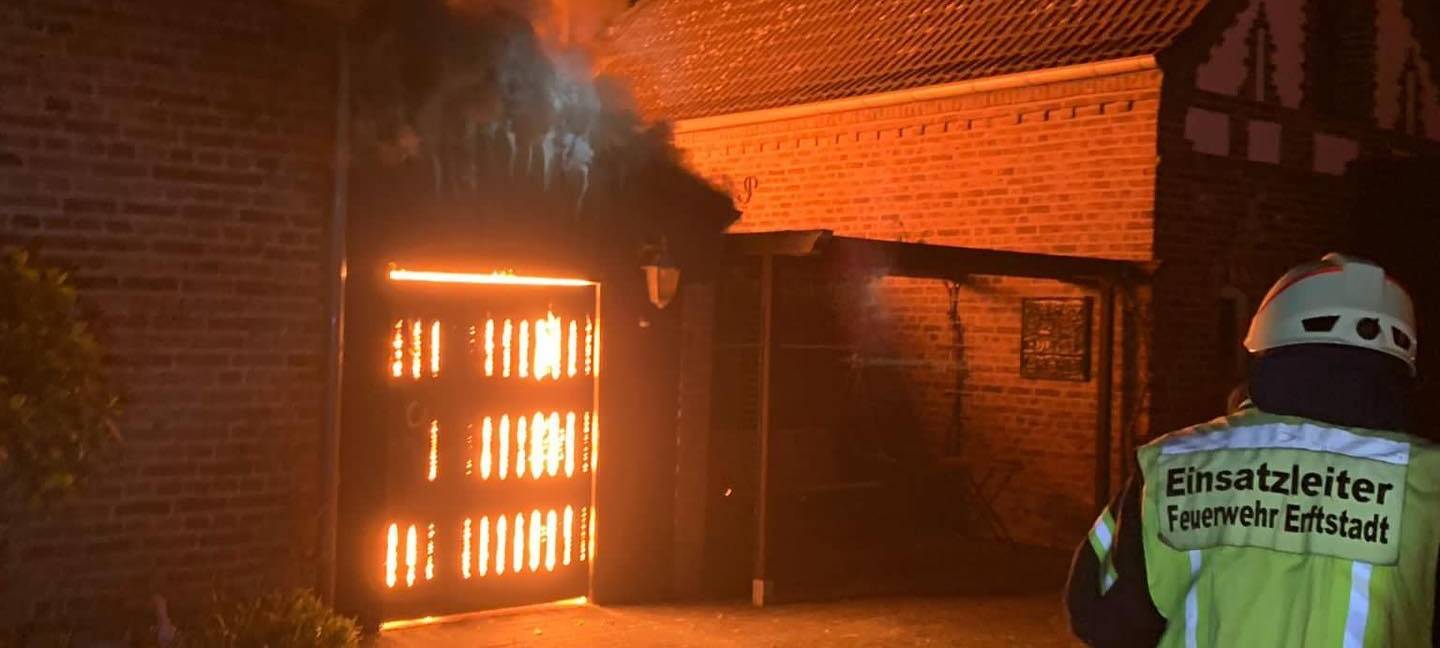 Erftstadt: Schuppen brennt in Erp aus