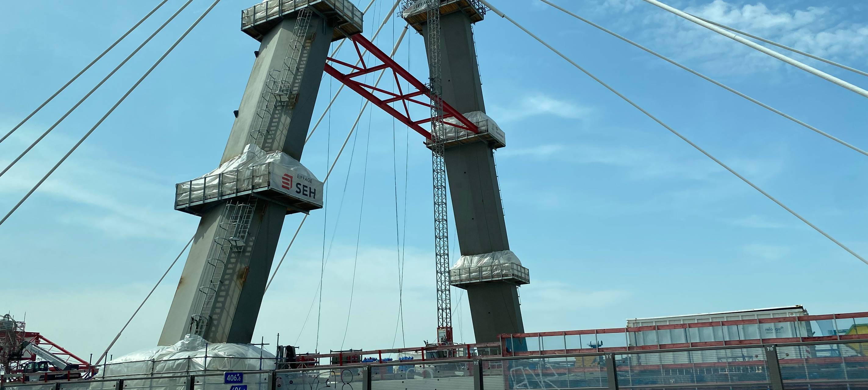 A1: Leverkusener Rheinbrücke erhält letzten Stahlträger