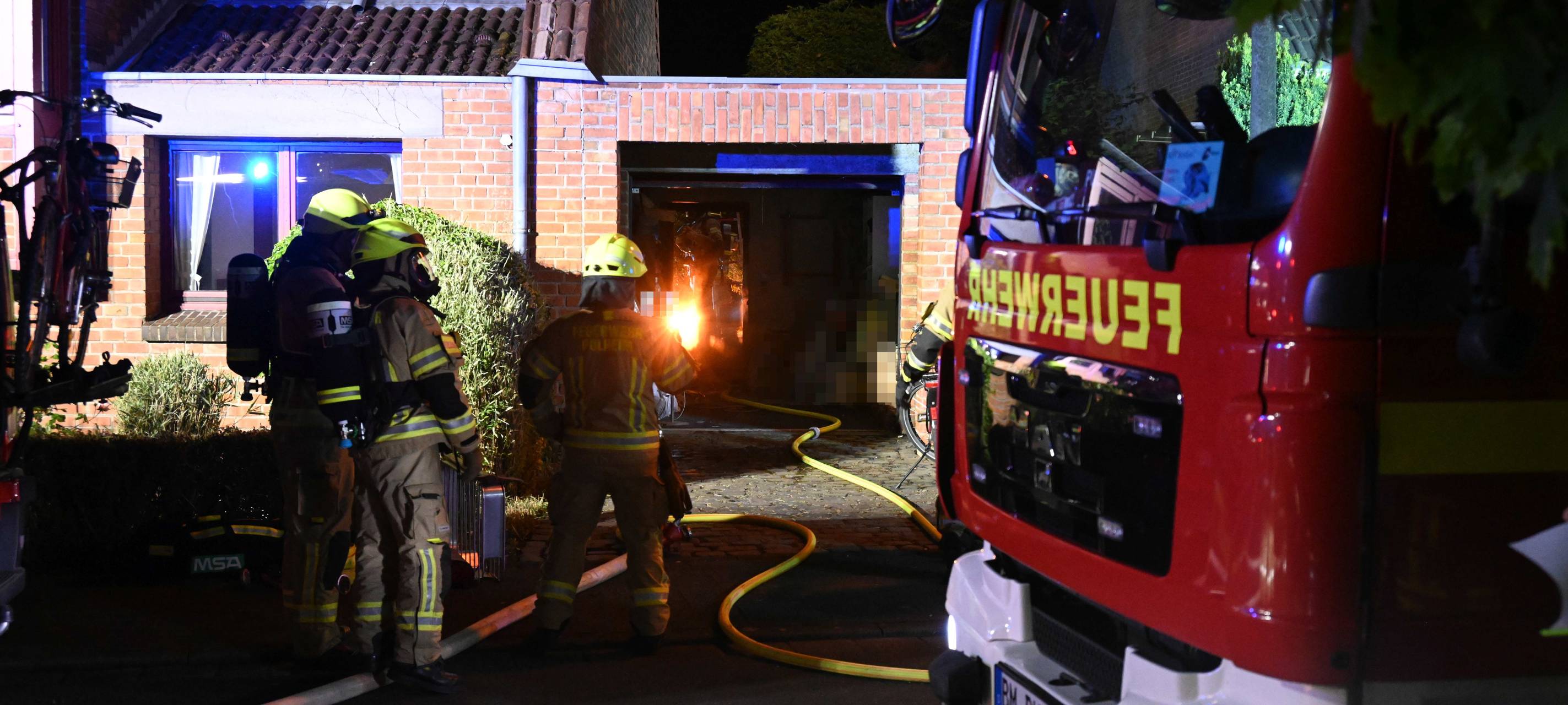 Pulheim: Unterstand brannte - Rauchsäule in Brauweiler