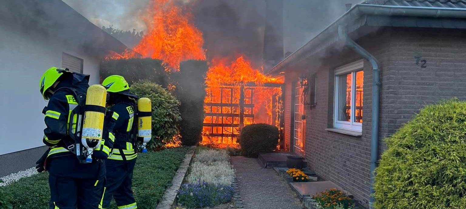 Bedburg: Hecke brennt - Haus kann nicht mehr bewohnt werden