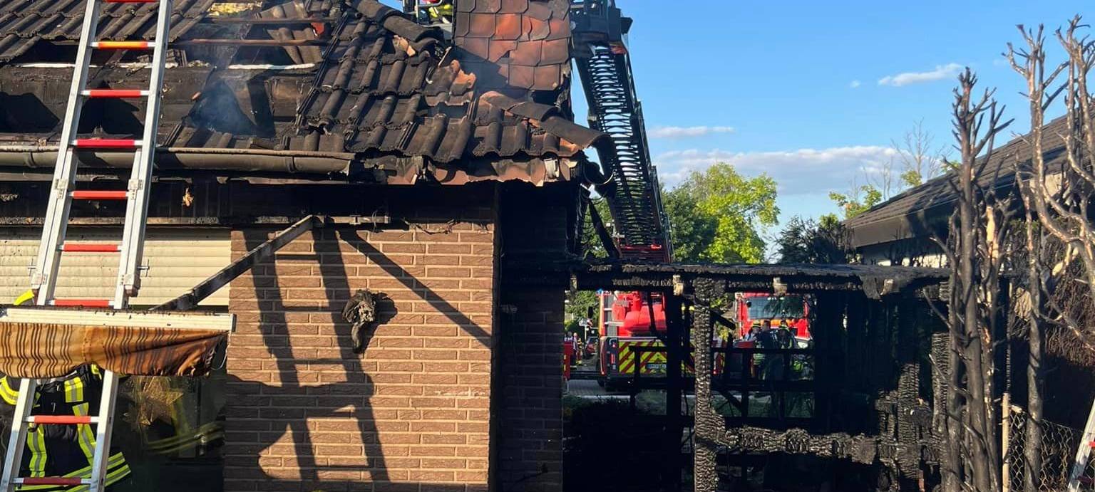 Bedburg: Hecke brennt - Haus kann nicht mehr bewohnt werden