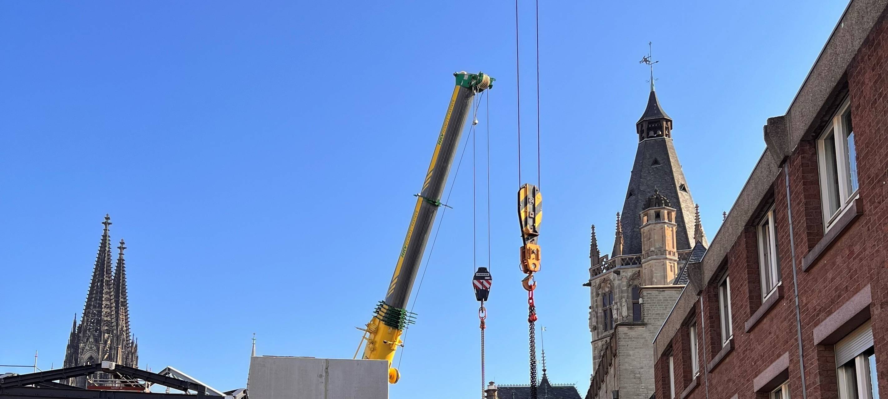 Köln: Riesige Stahlträger für MiQua
