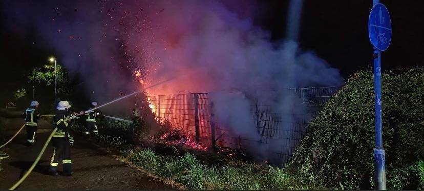 Kerpen: Hecke brennt ab