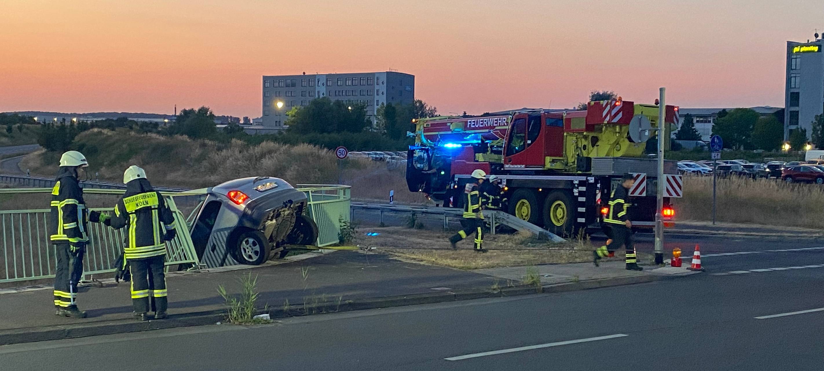 Köln: Auto fast von Brücke gestürzt